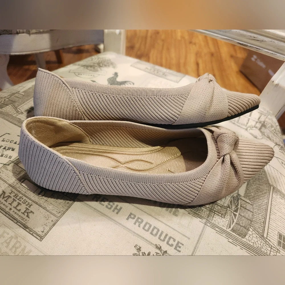 Womens Cream Pointed Toe Flats- Knit With Bow Knot Detail Sz 8 (Fit Big)
